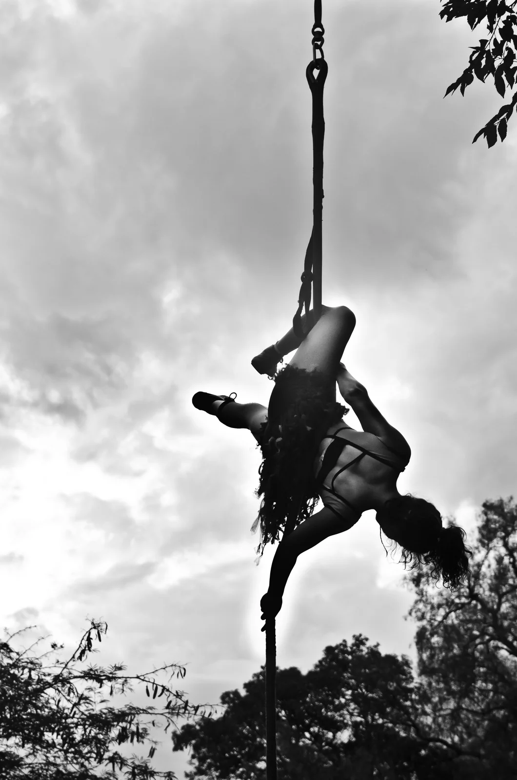 Artistas de Simpañía realizando acrobacias aéreas al aire libre