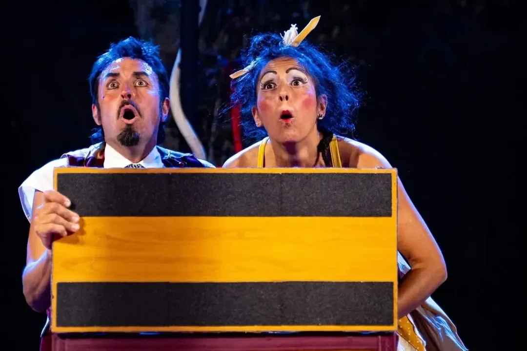 Los personajes de Mucho más que circo durante una función