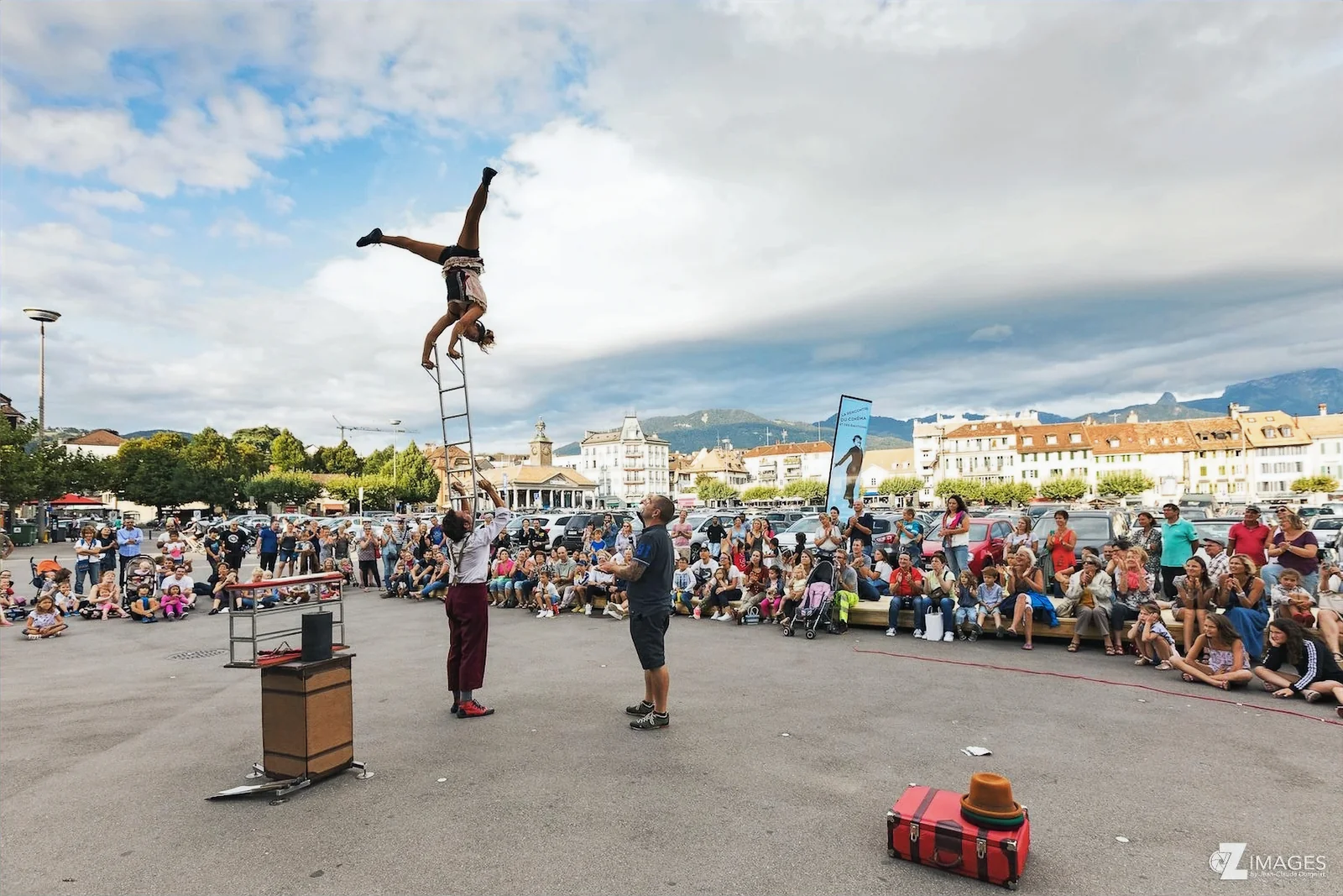 Actuación de Simpañía ante un público numeroso al aire libre