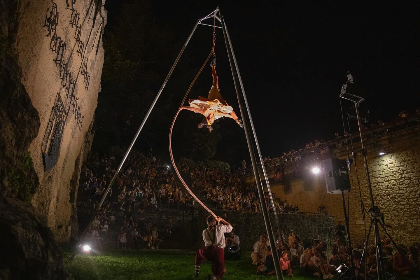 Acrobacias aéreas de Simpañía durante una función nocturna